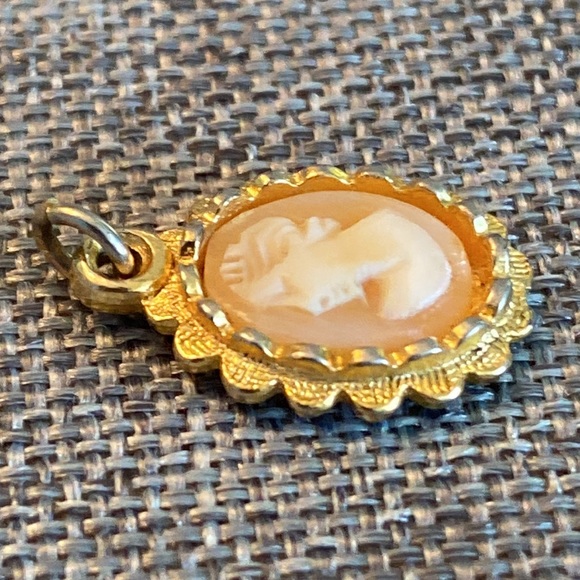 VTG Hand-carved Petite Cameo Pendant - Picture 3 of 7